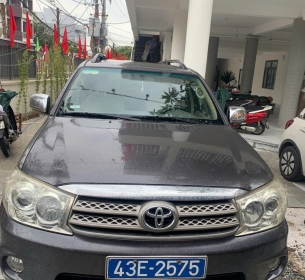 Thanh lý 01 (Một) Xe ô tô con đã qua sử dụng, Nhãn hiệu TOYOTA; Số loại: FORTUNER TGN51L-NKPSKU mang biển đăng ký số: 43E-2575; Số chỗ ngồi: 07; Màu sơn